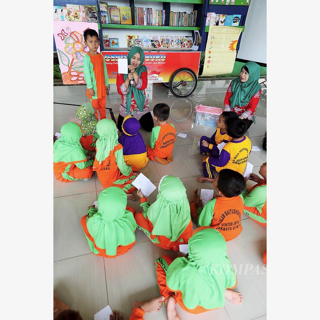 Relawan  memberikan pengarahan kepada sejumlah siswa taman kanak-kanak  di Pos Baca RPTRA Sunter Jaya, Jakarta Utara, 21 Juli 2017