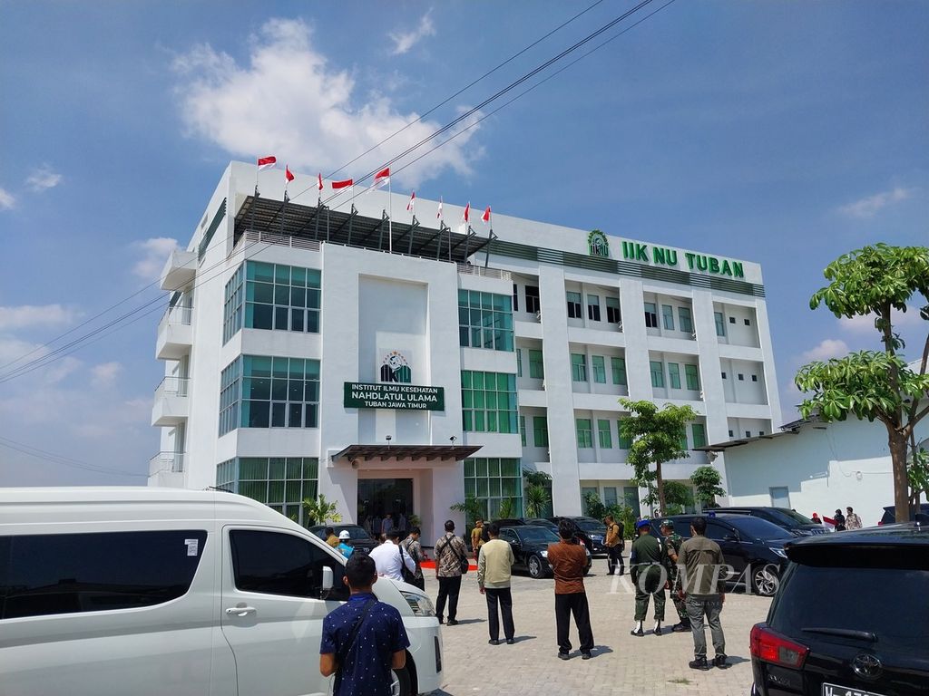 Suasana pengamanan kunjungan Wakil Presiden Maruf Amin pada pembekalan Wisuda III dan Peresmian Gedung Baru Kampus C Institut Ilmu Kesehatan Nahdlatul Ulama (IIKNU) Tuban, di Tuban, Provinsi Jawa Timur, Kamis (10/8/2023).