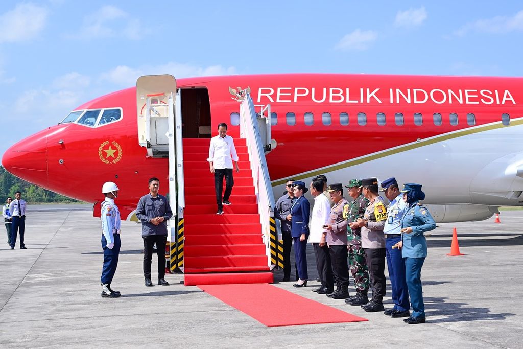 Presiden Joko Widodo tiba di Pangkalan TNI AU Adi Sutjipto, Kabupaten Sleman, DI Yogyakarta, Kamis (19/9/2024), dengan disambut Gubernur DI Yogyakarta Sri Sultan Hamengkubuwono. Menurut rencana, Presiden akan kunjungan kerja ke Surakarta untuk meresmikan Jalan Tol Solo-Yogyakarta seksi 1.1 dan menghadiri pembukaan Kongres ISEI.