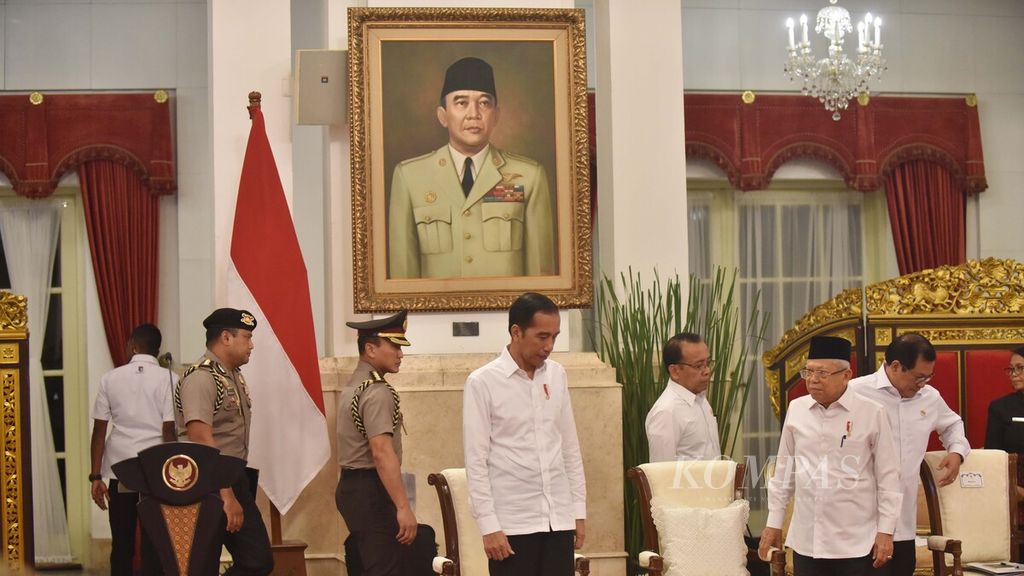 Presiden Joko Widodo bersama Wakil Presiden Maruf Amin menghadiri sidang kabinet paripurna terkait Rencana Pembangunan Jangka Menengah Nasional (RPJMN) Tahun 2020-2024 di Istana Negara, Jakarta, Senin (6/1/2019). 