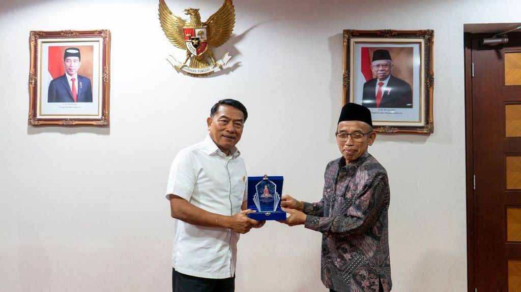 Kepala Staf Kepresidenan Moeldoko menerima kedatangan Rektor Universitas Bina Insan Lubuklinggau, Sumatera Selatan, Sardiyo, di gedung Bina Graha Jakarta, Rabu (14/11).