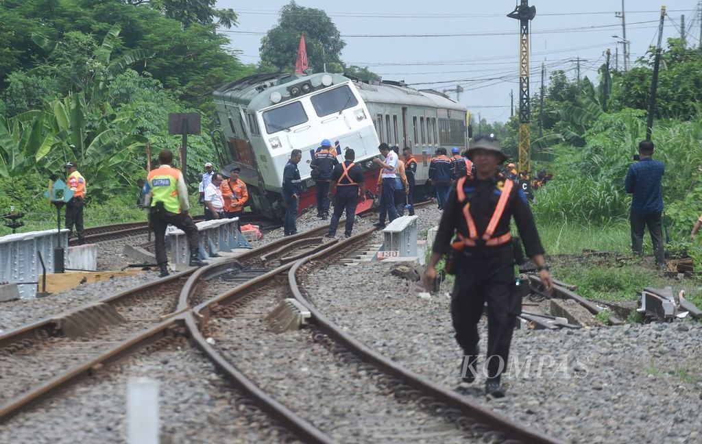 Personnel during the evacuation process of the Pandalungan train that derailed at the Tanggulangin Station yard in Sidoarjo on Sunday (14/1/2024). The Pandalungan train, which was on the Gambir-Surabaya-Jember route, derailed at 07:57 WIB. The derailment occurred on the locomotive and one carriage behind it. There were no casualties in the incident. The derailment of the Pandalungan train caused the railway line to be impassable.