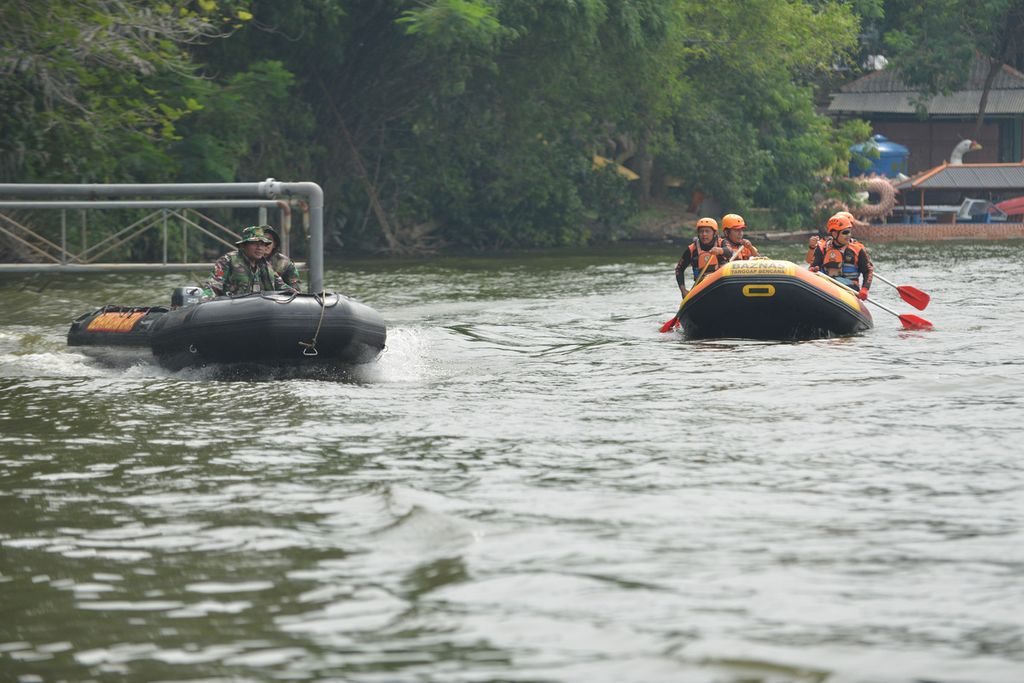 Sejumlah peserta apel kesiapsiagaan bencana melakukan simulasi evakuasi warga dari banjir di Buperta Cibubur, Cipayung, Jakarta Timur, Rabu (9/11/2022).