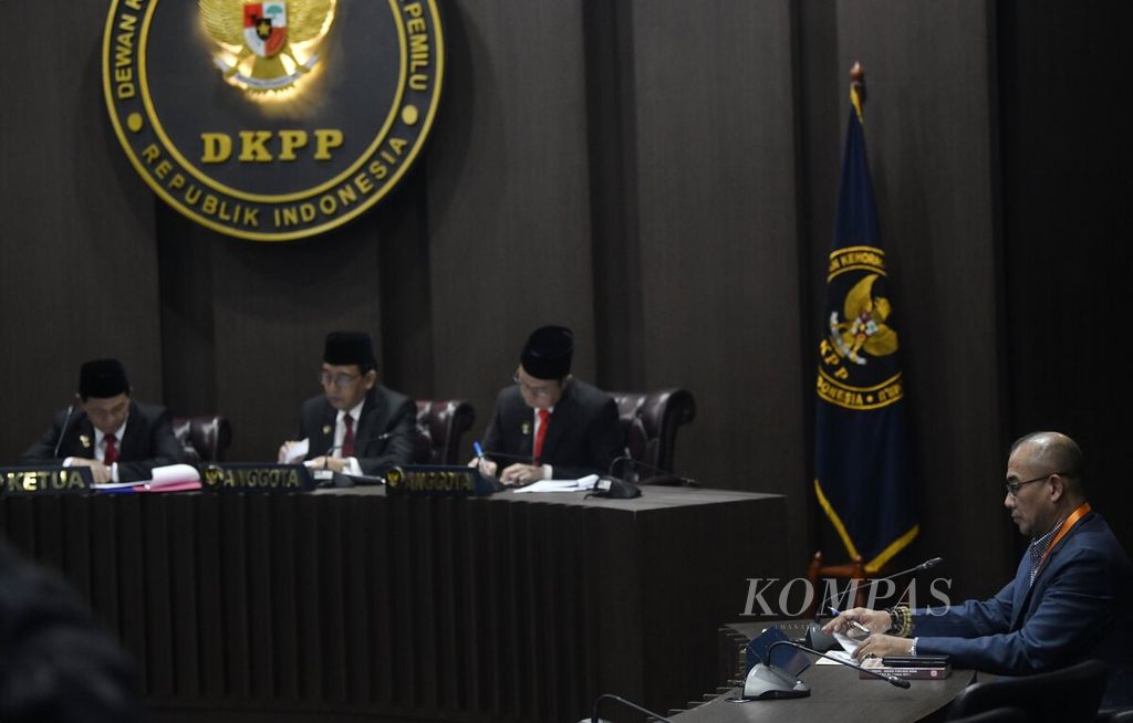 Ketua KPU Hasyim Asy’ari (kanan) mengikuti persidangan terkait dugaan pelanggaran kode etik penyelenggara pemilu di Dewan Kehormatan Penyelenggara Pemilu (DKPP), Jakarta, Senin (27/2/2023). 