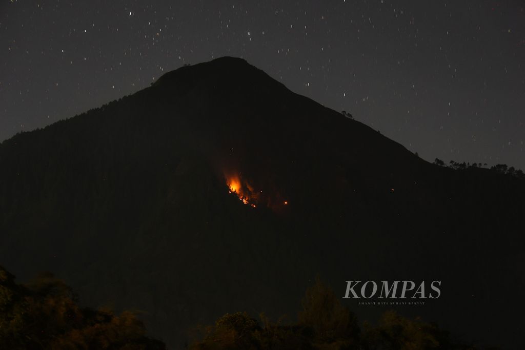 Api terlihat di areal hutan lindung Gunung Andong, Desa Jogoyasan, Ngablak, Magelang, Jawa Tengah, Kamis (10/8/2023) malam. 