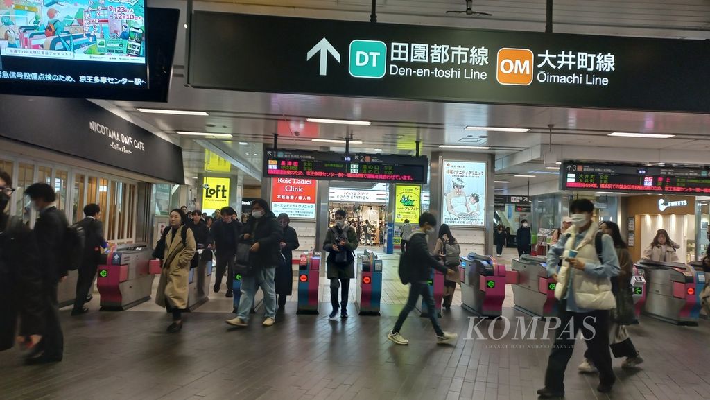 Penumpang keluar dan masuk di gerbang pembayaran di Stasiun Futako-tamagawa, Tokyo, Jepang, Kamis (16/11/2023). 