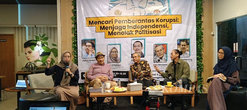 Peneliti Transparency International Indonesia (TII), Izza Akbarani (kiri), dalam acara diskusi &quot;Mencari Pemberantas Korupsi: Menjaga Independensi, Menolak Politisasi&quot; yang diadakan Perhimpunan Bantuan Hukum dan Hak Asasi Manusia Indonesia (PBHI) dan TII di Jakarta, Jumat (21/6/2024).