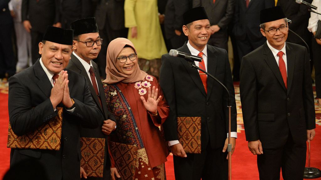 Pimpinan KPK periode 2019-2023 menyapa para jurnalis sebelum membacakan sumpah jabatan dengan disaksikan langsung oleh Presiden Joko Widodo di Istana Negara, Jakarta, Jumat (20/12/2019). 