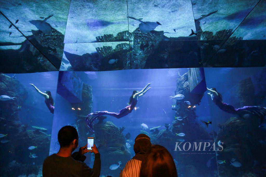 Visitors captured the mermaid show at Jakarta Aquarium Safari in Jakarta, on Friday (15/4/2022).