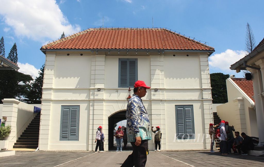 Penanggung Jawab Unit Museum Benteng Vredeburg M Rosyid Ridlo berjalan di halaman museum itu, Sabtu (27/4/2024).
