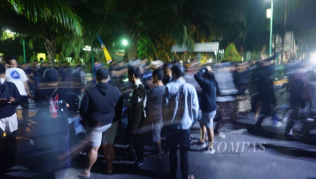 Gerombolan orang yang menuntut pengusutan kasus penganiayaan mendatangi Universitas Islam Negeri Raden Mas Said Surakarta, di Kabupaten Sukoharjo, Jawa Tengah, Jumat (26/8/2022) malam. 
