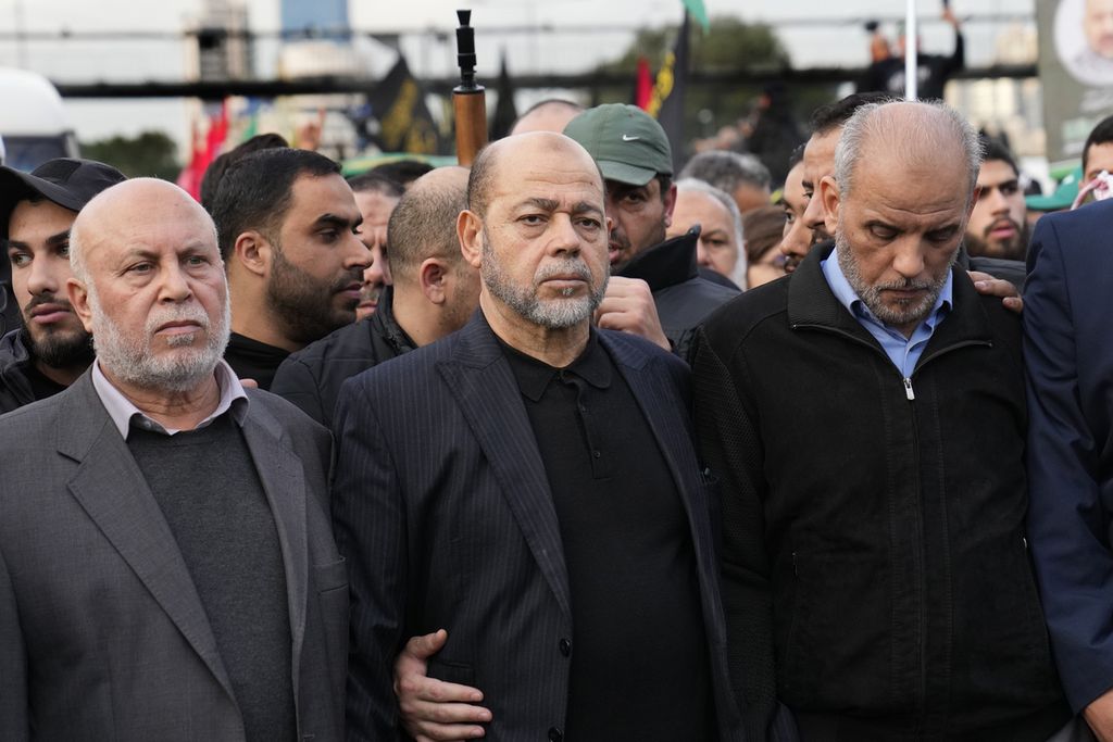 One of the senior leaders of the Hamas Group, Moussa Abu Marzouk (center), attended the funeral of Deputy Head of Hamas Political Bureau, Saleh Mohammed Al-Arouri in Beirut, Lebanon, on Thursday (1/4/2024). Hamas officials and several other groups are said to have met in Beirut.
