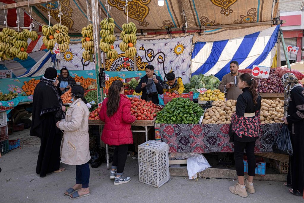 Warga berbelanja di kios buah-buahan di sebuah pasar di kota El-Arish, Semenanjung Sinai Utara, 20 Maret 2022.