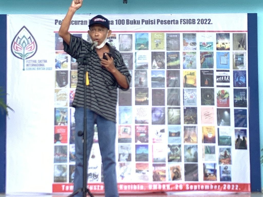Penyair Agoes Andika (59) asal Singaraja, Bali, sedang membaca puisi dalam perhelatan Festival Sastra Internasional Gunung Bintan (FSIGB) 2022 di Tanjung Pinang. Agoes nekat berangka ke Tanjung Pinang dalam kondisi kesehatannya yang belum pulih. 