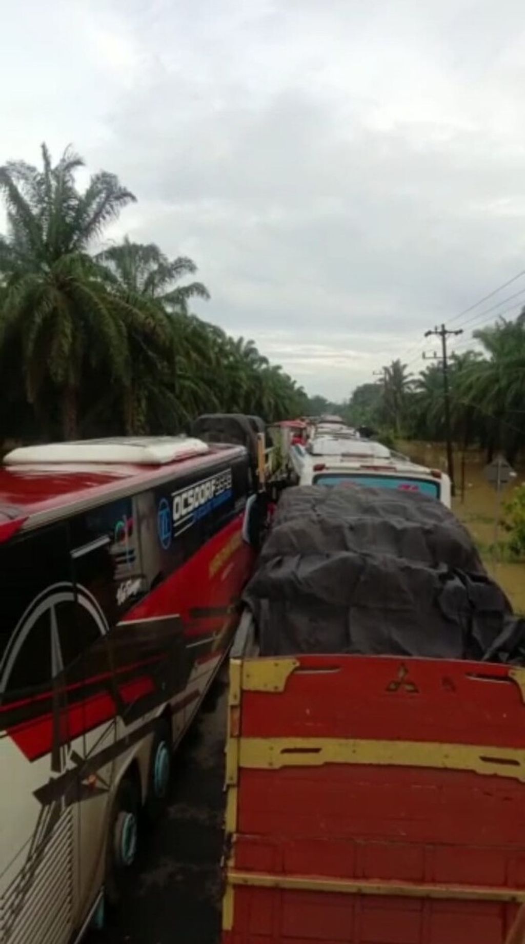 Gambar potongan video dari Badan Penanggulangan Bencana Aceh (BPBA) yang diterima <i>Kompas</i>, Kamis (3/11/2022), menunjukkan antrean kendaraan menuju Aceh terhalang banjir yang menggenangi jalan lintas Sumatera di Desa Semadam, Kecamatan Kejuruan Muda, Kabupaten Aceh Tamiang, Aceh.