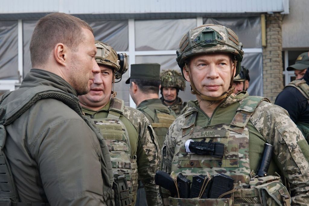Kepala Staf Angkatan Darat Ukraina Kolonel Jendera Oleksandr Syrskyi pada Oktober 2022 di lokasi yang yang tidak diungkap. Mulai Kamis (8/2/2024), Syrskyi menjadi Panglima Angkatan Bersenjata Ukraina.