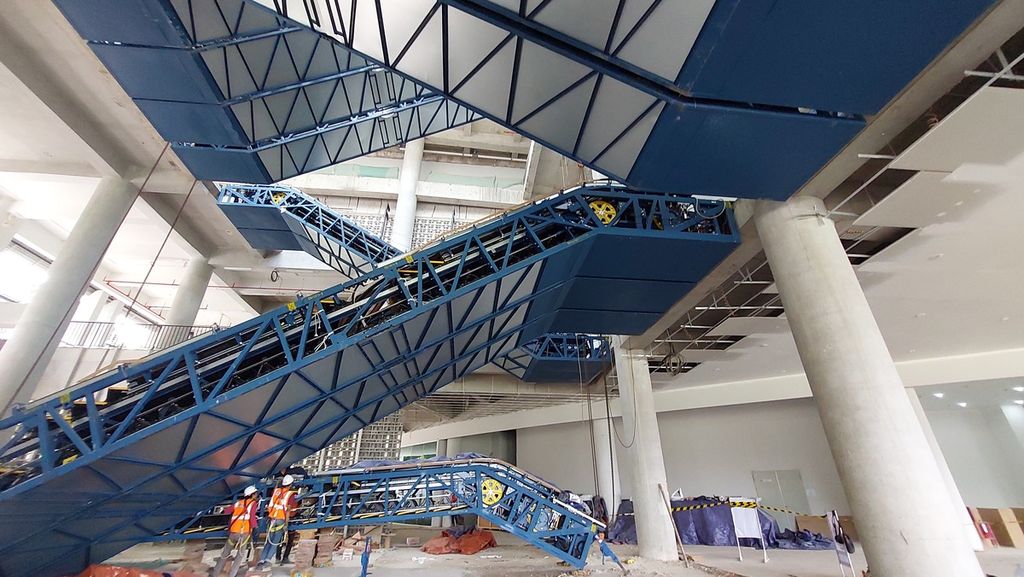 Pengerjaan eskalator yang terletak di luar gedung Indonesia Arena, Jakarta, pada Rabu (8/2/2023). Arena tersebut akan menjadi tempat penyelenggaraan Piala Dunia FIBA 2023, pada 25 Agustus-10 September 2023.