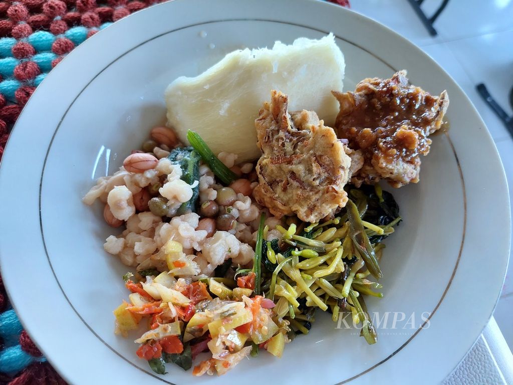 Lu’at fermentasi disantap dengan hidangan jagung bose, makanan khas masyarakat Nusa Tenggara Timur yang kaya akan sumber karbohidrat, protein, dan lemak nabati. Menu ini tersaji saat kegiatan pendokumentasian resep tradisional dalam program Pusaka Rasa Nusantara yang dilakukan oleh Yayasan Nusa Gastronomi Indonesia.