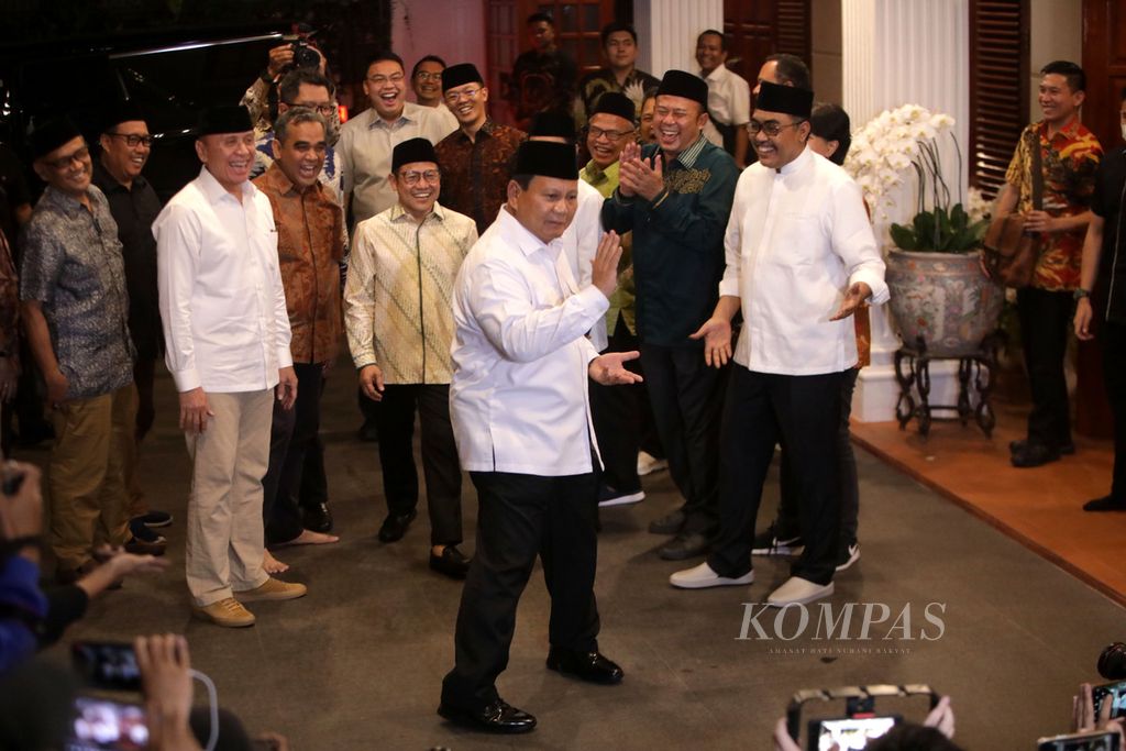 Ketua Umum Partai Gerindra Prabowo Subianto bersama Ketua Umum Partai Kebangkitan Bangsa Muhaimin Iskandar seusai menyampaikan keterangan terkait pertemuan mereka di kediaman Prabowo, di Jakarta, Jumat (28/4/2023). 