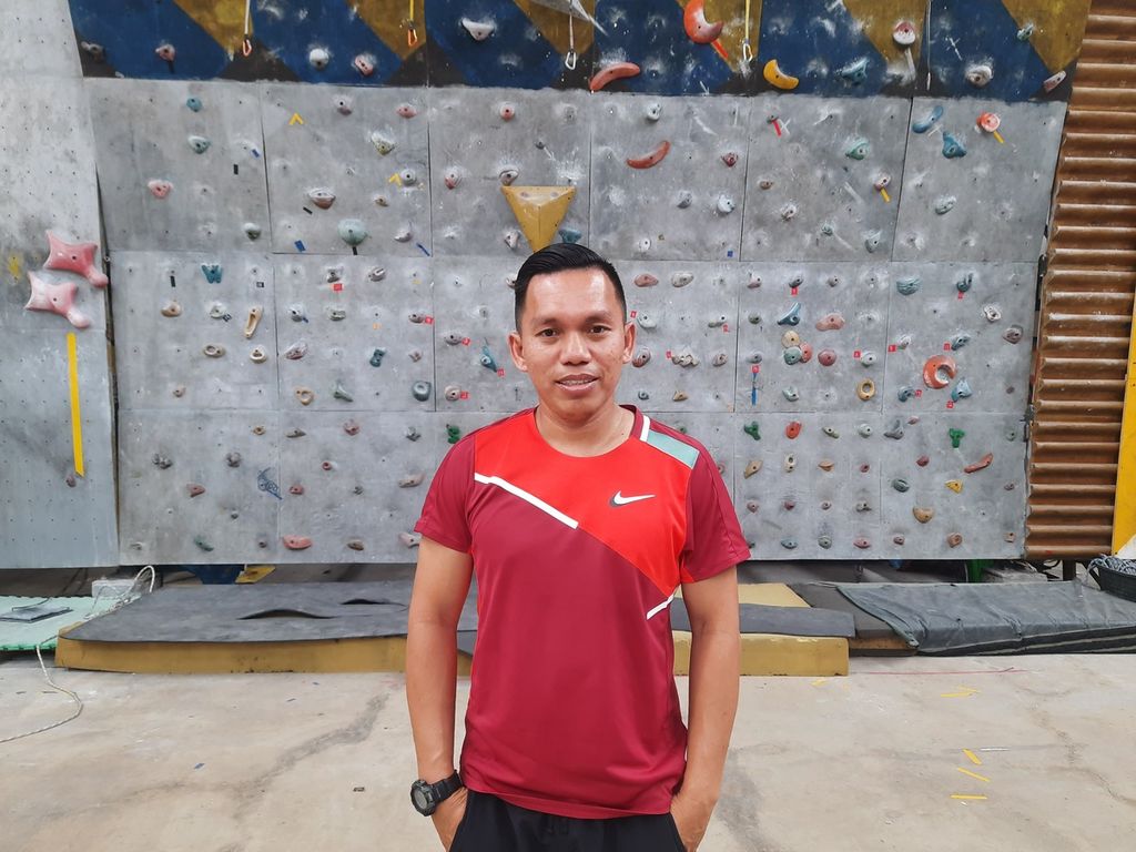 Hendra Basir, pelatih tim panjat tebing Indonesia, berpose seusai memberikan arahan kepada para atlet nomor <i>speed </i>(adu cepat) di Stadion Wibawa Mukti, Cikarang, Jawa Barat, Kamis (12/1/2023). 