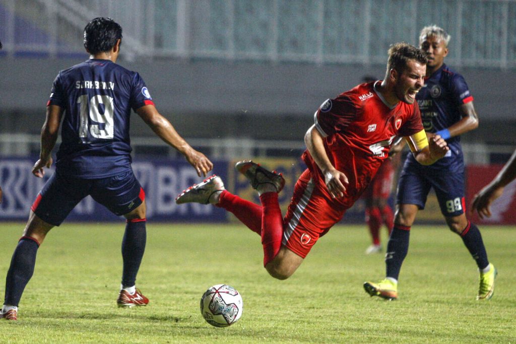 Pesepak bola Arema FC Hanif Sjahbandi (kiri) menjatuhkan pesepak bola PSM Makassar Willem Jan Pluim dalam lanjutan laga Liga 1 di Stadion Pakansari, Kabupaten Bogor, Jawa Barat, Minggu (5/9/2021). 