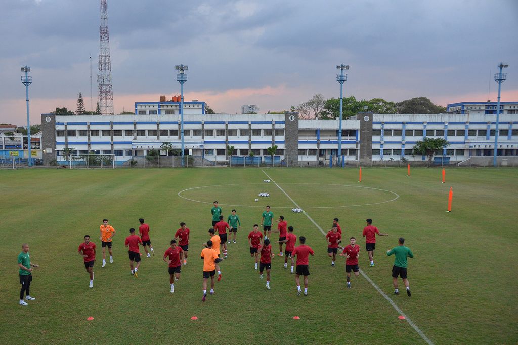 Para pemain tim nasional sepak bola Indonesia menjalani pemusatan latihan di Stadion Sidolig, Bandung, Jawa Barat, Senin (19/9/2022). Mereka akan menghadapi Curacao pada laga uji coba yang digelar Sabtu (24/9/2022) di Stadion Gelora Bandung Lautan Api, Bandung.
