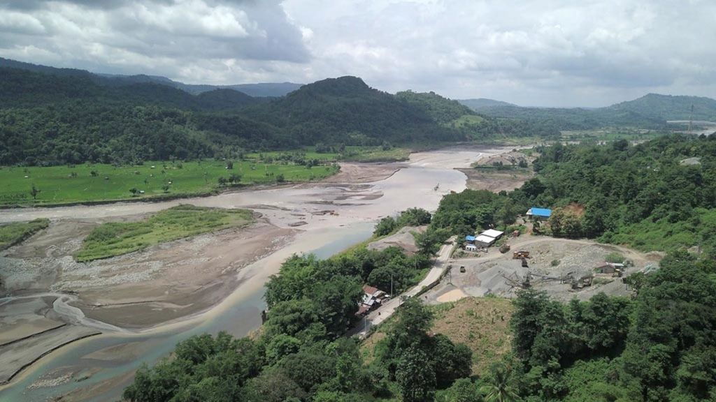 Kondisi Sungai Jeneberang dengan endapan sedimentasi di Gowa, Sulsel, pada 3 Februari 2019.