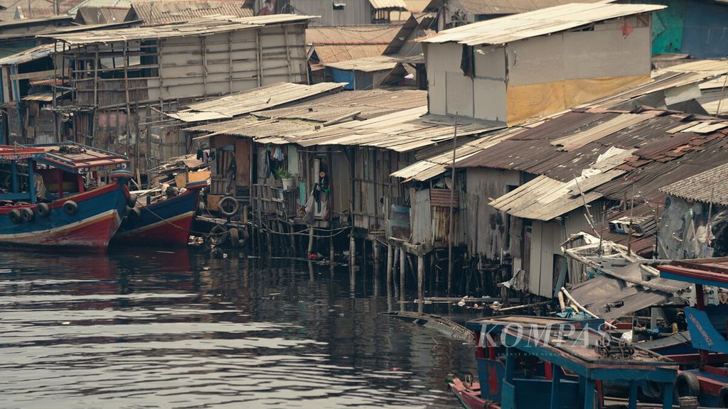 Hunian perkampungan nelayan di Kali Rawa Malang, Cilincing, Jakarta Utara, Rabu (16/3/2022). Badan Pusat Statistik (BPS) mencatat, jumlah penduduk miskin pada September 2021 sebanyak 26,50 juta orang atau turun 1,04 juta orang dari data Maret 2021 yang sebanyak 27,54 juta orang.  