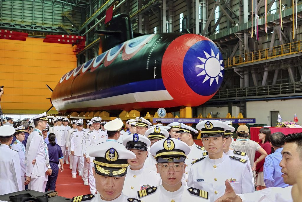 Sekelompok personel Angkatan Laut Taiwan berjalan melewati kapal selam pertama buatan dalam negeri saat upacara peluncuran di galangan kapal CSBC Corp di Kaohsiung, Taiwan selatan, 28 September 2023. 