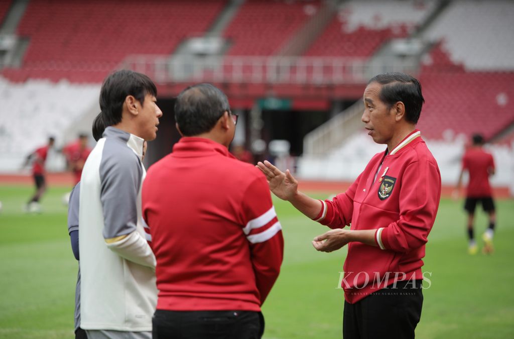 Presiden Joko Widodo berbincang dengan pelatih tim Indonesia U-20 Shin Tae-yong saat di Stadion Utama Gelora Bung Karno, Jakarta, Sabtu (1/4/2023). Jokowi hadir untuk memberikan semangat kepada para pemain setelah mereka dipastikan tidak akan bermain di ajang Piala Dunia U-20 setelah keputusan FIFA mencabut Indonesia sebagai tuan rumah. 