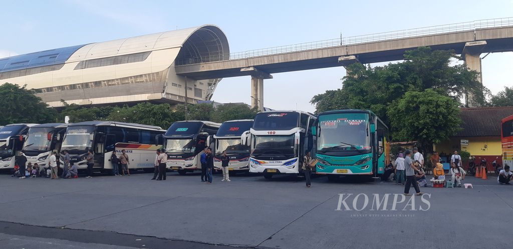 Bus antarkota antarprovinsi parkir di Terminal Kampung Rambutan, Ciracas, Jakarta Timur, Minggu (9/4/2023) sore.