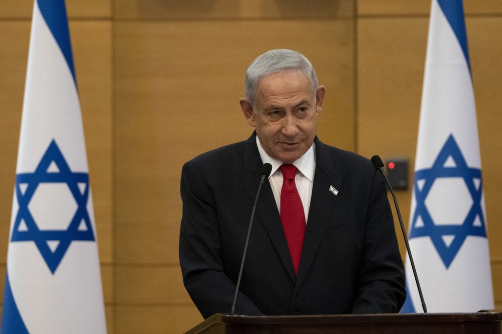 Perdana Menteri Israel Benjamin Netanyahu berbicara dengan anggota parlemen dari Partai Likud di Jerusalem, Senin (20/2/2023). Netanyahu memutuskan untuk menunda pemberian izin pembangunan permukiman warga Yahudi selama tiga bulan ke depan. 
