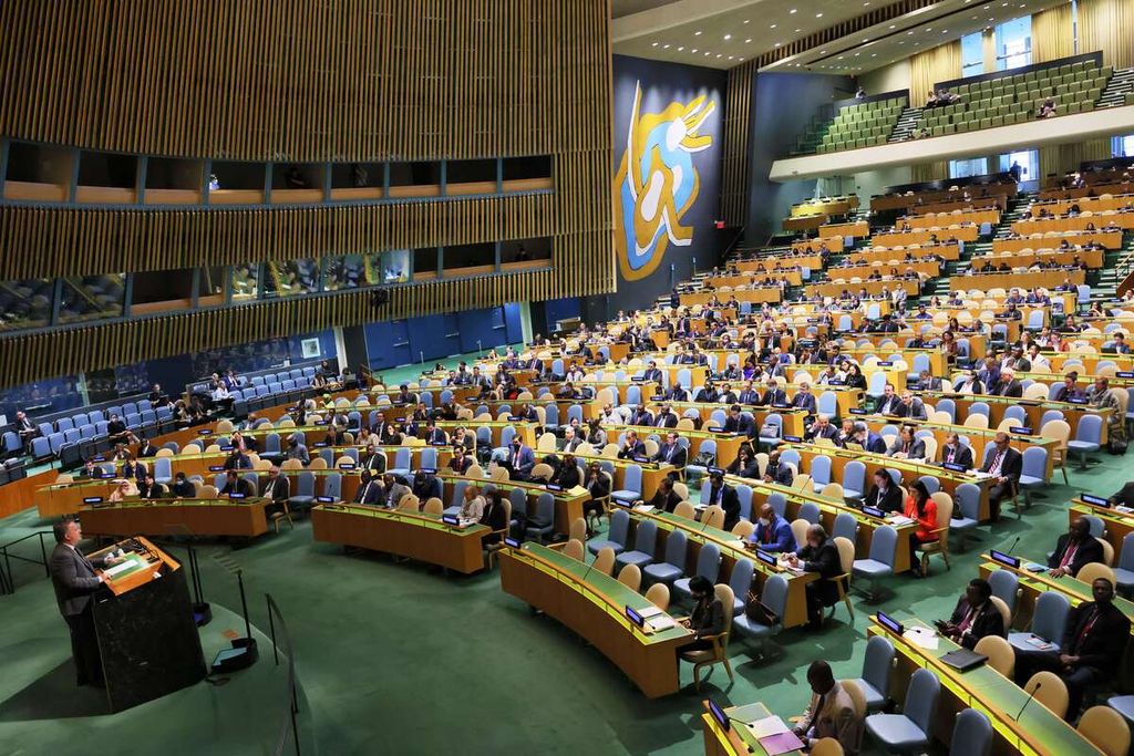 Duta Besar Ukraina untuk PBB Sergiy Kyslytsya (berdiri di podium) berpidato pada Sidang Khusus Majelis Umum PBB di Markas Besar PBB, New York, AS, Senin (10/10/2022). 
