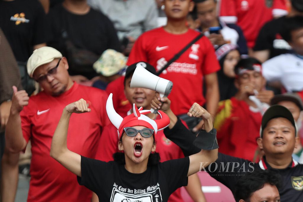 Dukungan penonton saat timnas Indonesia menjamu Thailand pada laga ketiga Grup A Piala AFF 2022 di Stadion Utama Gelora Bung Karno Jakarta, Kamis (29/12/2022).
