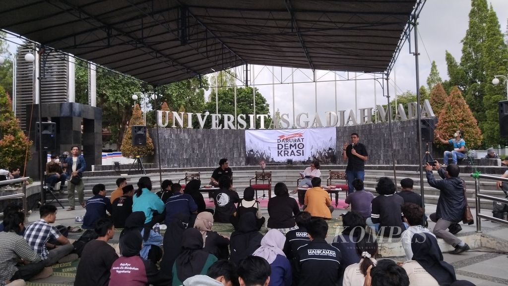 Suasana diskusi dan mimbar bebas yang digelar Badan Eksekutif Mahasiswa Universitas Gadjah Mada bersama Serikat Merdeka Sejahtera di Bundaran Kampus UGM, Bulaksumur, Yogyakarta, Jumat (8/12/2023) sore.
