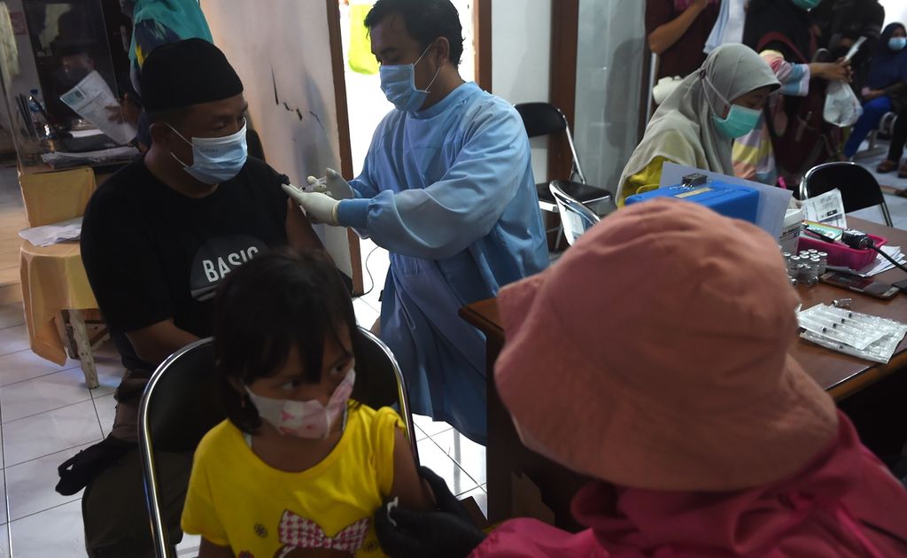 Warga mendapatkan vaksinasi penguat di Puskesmas Ketabang, Kota Surabaya, Sabtu (5/2/2022). 