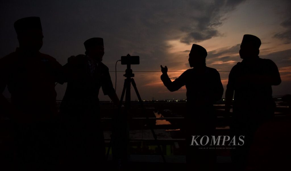 Tim Rukyatul Hilal PCNU Jatim memantau hilal di atas Masjid Al-Mabrur, Kecamatan Bulak, Kota Surabaya, Jawa Timur, Jumat (1/4/2022). 