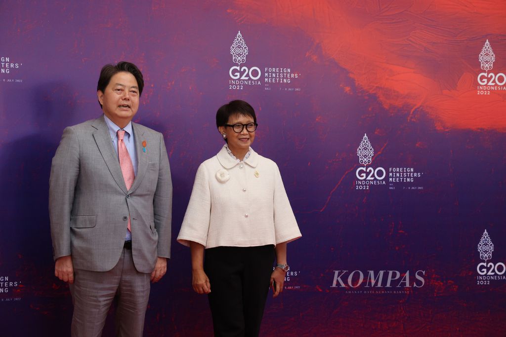 Menteri Luar Negeri RI Retno Marsudi (kanan) menyambut kedatangan Menteri Luar Negeri Jepang Yoshimasa Hayashi yang menghadiri Pertemuan Menteri Luar Negeri G20 di Nusa Dua, Badung, Bali, Jumat (8/7/2022).