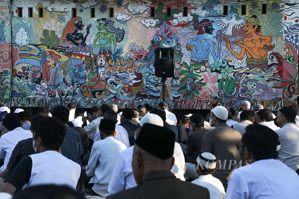 Umat Islam mendengarkan khotbah sebagai rangkaian shalat Idul Adha di Lapangan Blok O, Nusa Loka BSD City, Tangerang Selatan, Banten, Sabtu (9/7/2022). Sebagian umat Islam melaksanakan shalat Id pada Sabtu (9/7/2022) dan sebagian yang lain baru akan melaksanakan pada Minggu (10/7/2022). 
