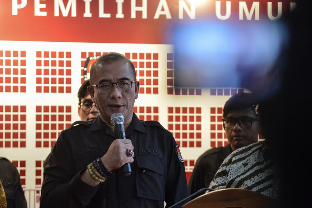 Ketua Komisi Pemilihan Umum Hasyim Asy'ari memberikan pernyataan dalam konferensi pers mengenai perubahan PKPU Nomor 10 Pasal 8 P di kantor KPU, Jakarta Pusat, Rabu (10/5/2023). 
