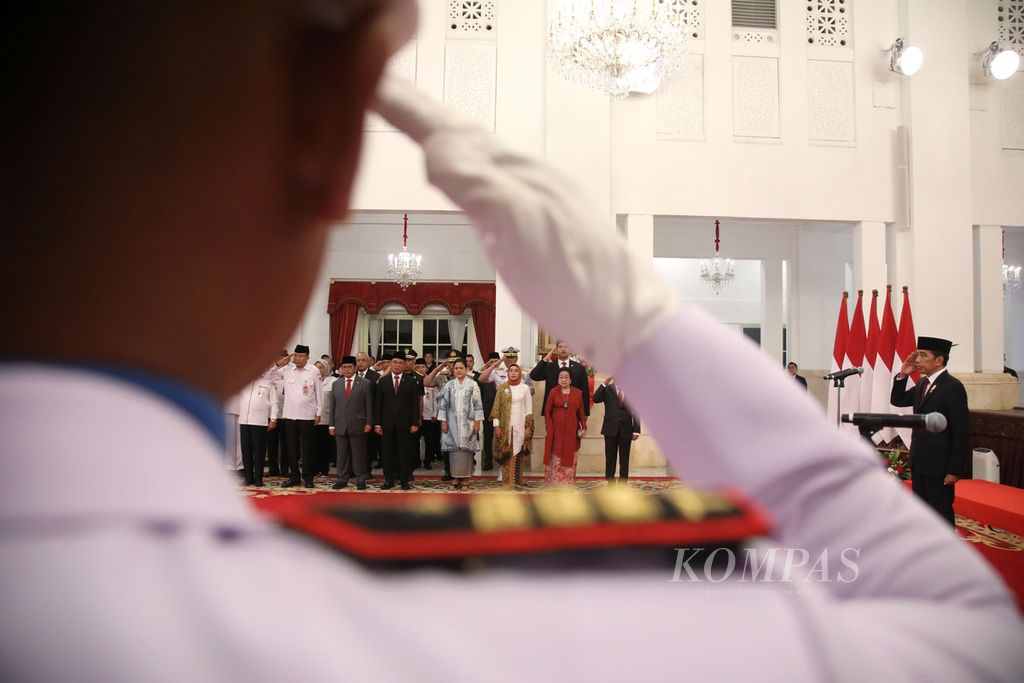Upacara Pengukuhan Paskibraka di Istana Negara, Selasa (15/8/2023). Presiden Joko Widodo mengukuhkan 76 Paskibraka dari 38 provinsi, termasuk empat provinsi baru, yang akan bertugas pada Upacara HUT ke-78 Kemerdekaan Indonesia.
