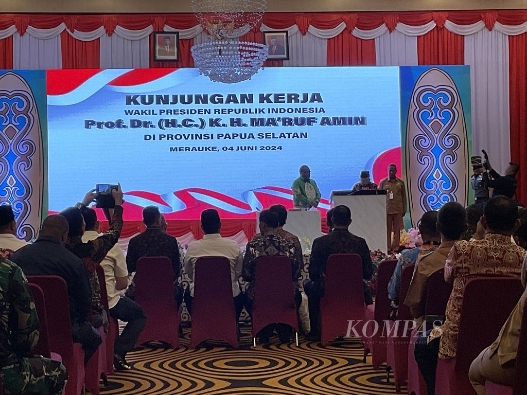 Wakil Presiden Ma’ruf Amin menandatangani prasasti peletakan batu pertama sentra sarana dan prasarana pemerintahan Provinsi Papua Selatan di Merauke, Papua Selatan, Selasa (4/6/2024).