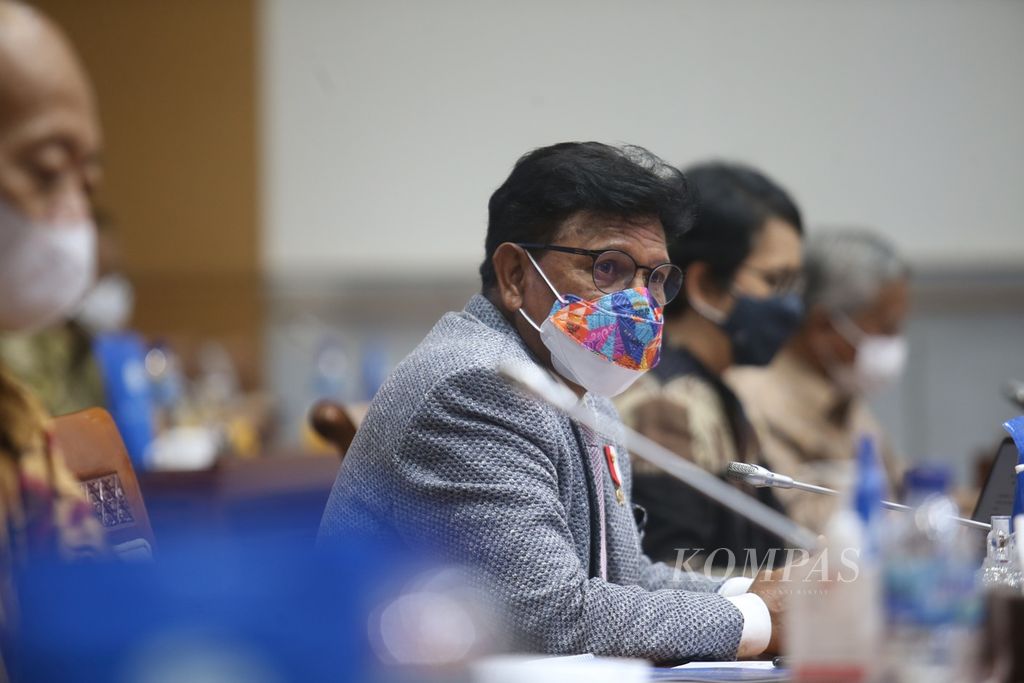Menteri Komunikasi dan Informatika (Kominfo) Johnny G Plate mengikuti rapat kerja dengan Komisi I DPR di Kompleks Parlemen, Senayan, Jakarta, Rabu (22/9/2021). 