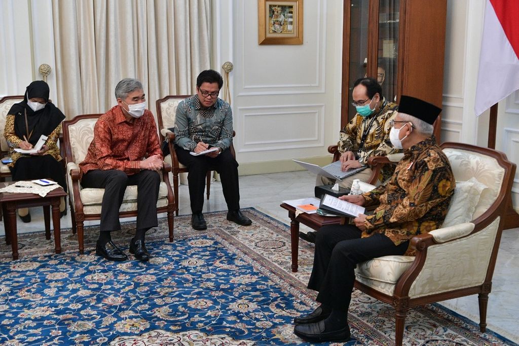 Wakil Presiden Maruf Amin menerima kunjungan kehormatan Duta Besar AS untuk Indonesia, Sung Yong Kim, di Istana Wapres, Jakarta, Selasa (11/10/2022). Dalam pertemuan ini, Wapres mengundang investor AS untuk berpartisipasi dalam pembangunan IKN.