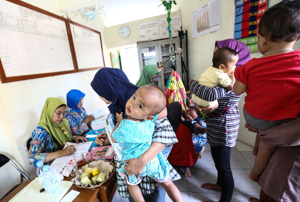 Ibu-ibu mendaftarkan anak balita mereka di Posyandu Bougenvile, Larangan Selatan, Kota Tangerang, Banten, Sabtu (11/1/2020). Pemeriksaan kesehatan, tumbuh kembang balita, dan pemberian imunisasi dilakukan secara berkala sebulan sekali.  