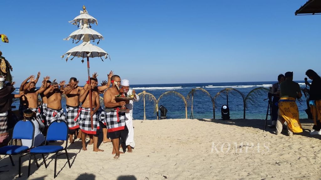 Salah satu rangkaian acara dalam ritual penjernihan air pada acara pembukaan Forum Air Sedunia Ke-10 di Kawasan Ekonomi Khusus (KEK) Kura-Kura Bali, Sabtu (18/5/2024).