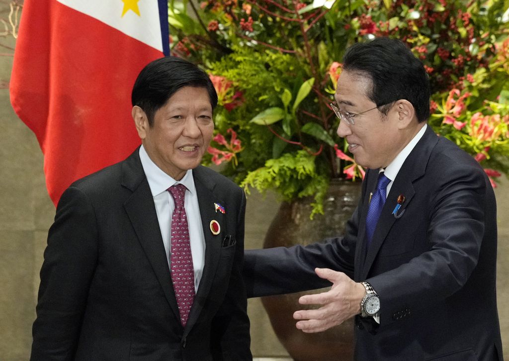 Perdana Menteri Jepang Fumio Kishida (kanan) menyapa Presiden Filipina Ferdinand Marcos Jr sebelum pertemuan bilateral mereka di kediaman resmi perdana menteri di Tokyo, 17 Desember 2023, di sela-sela KTT Peringatan 50 Tahun Persahabatan dan Kerja Sama ASEAN-Jepang. 