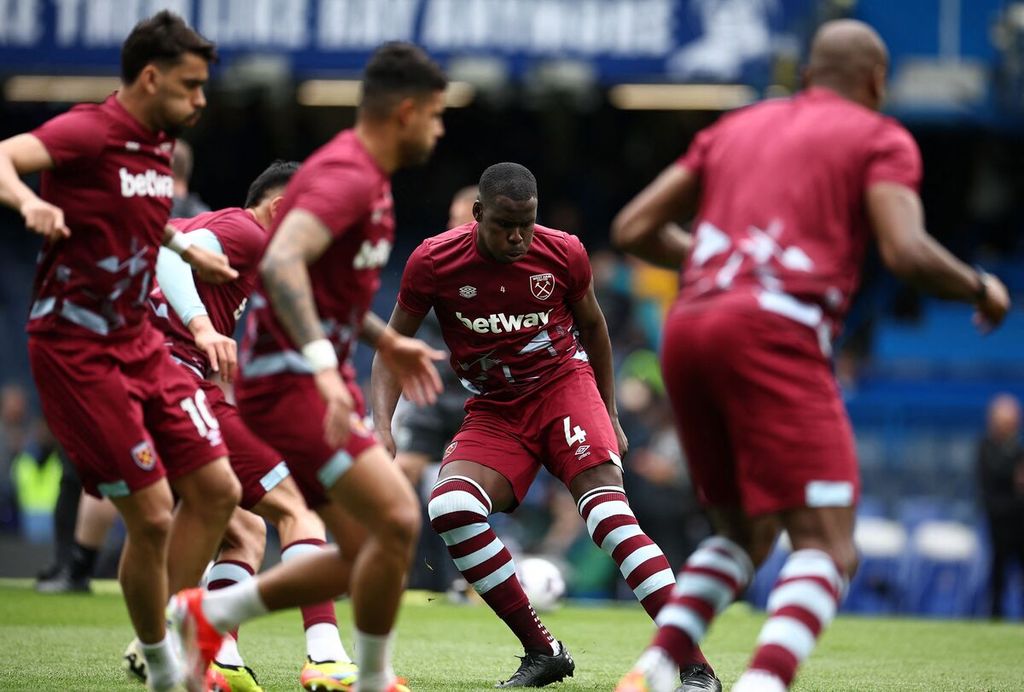 Para pemain West Ham United melakukan pemanasan sebelum pertandingan Liga Inggris melawan Chelsea, di Stadion Stamford Bridge, London, Minggu (5/5/2024). Chelsea memenangi laga itu dengan skor telak, 5-0.