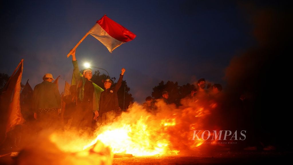 Pembakaran ban mewarnai aksi ratusan mahasiswa dari badan eksekutif mahasiswa saat menggelar demonstrasi menolak putusan Mahkamah Konstitusi di kawasan Patung Kuda Arjuna Wijaya, Jakarta, Jumat (20/10/2023).