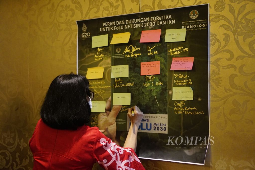 Peserta menyematkan tanda tangan dalam rangkaian dialog bertajuk Mengembalikan Kalimantans Tropical Rain Forest di Kota Balikpapan, Kalimantan Timur, Rabu (23/3/2022). Diskusi yang diselenggarakan KLHK itu juga membahas tantangan menghutankan IKN Nusantara.